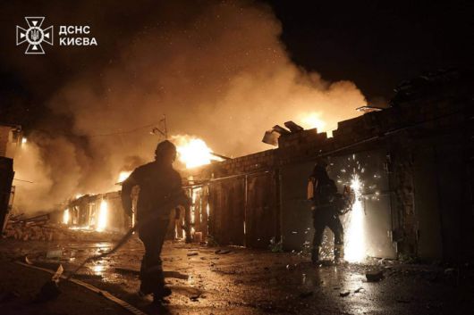 24일(현지시간) 러시아의 미사일 공격으로 불타는 우크라이나 키이우 건물. 연합뉴스