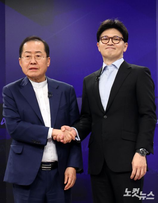 25일 서울 종로구 동아미디어센터 스튜디오에서 국민의힘 대선 2차 경선 진출자인 한동훈, 홍준표 후보가 기념촬영을 하고 있다. [국회사진취재단]