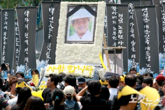 경복궁 영결식을 마친 故 노무현 전 대통령의 운구 행렬이 시청광장으로 향하고 있다. 윤창원 기자