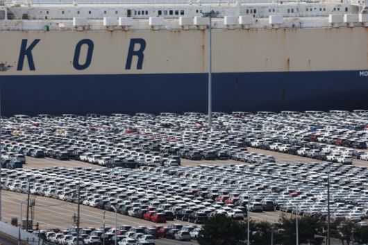 경기도 평택항에 수출용 자동차가 세워져 있다. 연합뉴스