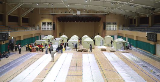 지난  26일 오후 강원 인제군 기린면 기린실내체육관에서 자원봉사자들이 산불 주민 대피소를 설치하고 있다. 연합뉴스