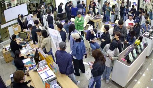 지난 26일 오전, 서울 시내 한 대리점에서 유심 교체를 위한 이용자들이 대기해 있다. 독자 제공