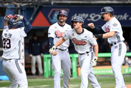 두산 오명진이 27일 롯데와 홈 경기에서 선제 결승 만루포를 터뜨린 뒤 동료들과 기뻐하고 있다. 두산