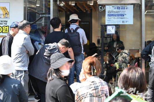 가입자 유심(USIM) 정보를 탈취당한 SK텔레콤이 유심 무료교체 서비스를 시작한 가운데 28일 오전 서울 시내 한 SKT 대리점에서 유심 교체를 하기 위한 이용자들이 줄을 서 기다리고 있다. SK텔레콤이 확보한 유심은 현재 100만 개 정도로, 가입자 2300만 명에 비하면 턱없이 부족한 수준이다. 류영주 기자