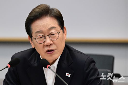 이재명 더불어민주당 대선 후보가 28일 오후 경기도 이천시 SK하이닉스 이천캠퍼스에서 열린 'K-반도체' AI메모리반도체 기업 간담회에 참석해 모두발언을 하고 있다. 국회사진취재단