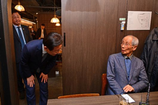 더불어민주당 이재명 대표가 지난해 10월 여의도 한 식당에서 윤여준 전 환경부 장관과 만나 인사하고 있다. 연합뉴스