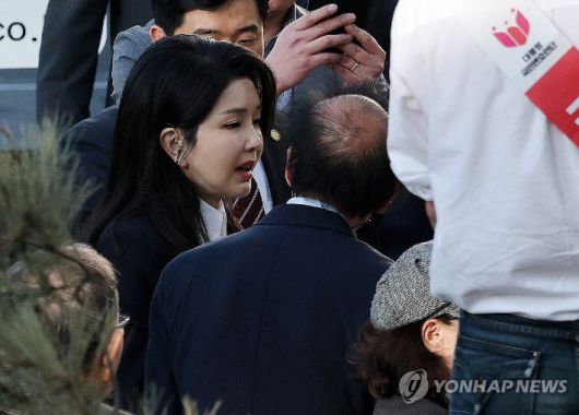(서울=연합뉴스) 김성민 기자 = 윤석열 전 대통령의 부인 김건희 여사가 11일 서울 서초구 아크로비스타 사저 앞에 도착해 지지자 및 주민들과 인사하고 있다. 2025.4.11 [공동취재] ksm7976@yna.co.kr 연합뉴스