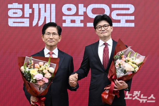 29일 서울 여의도 국민의힘 당사에서 열린 제21대 대통령 후보자 국민의힘 3차 경선 진출자 발표 행사에서 3차 경선에 진출한 김문수(가나다순) 후보와 한동훈 후보가 기념촬영을 하고 있다. 윤창원 기자