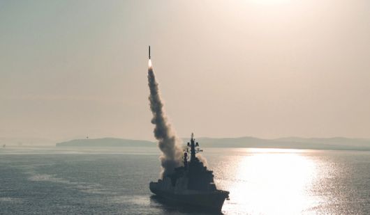 북한 구축함 최현호에서 미사일이 발사되는 모습. 연합뉴스