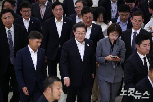 이재명 더불어민주당 대선 후보와 곽노정 SK하이닉스 대표이사 사장이 28일 오후 경기도 이천시 SK하이닉스에서 열린 'K-반도체' AI메모리반도체 기업 간담회에 참석하며 대화를 하며 이동하고 있다. 국회사진취재단