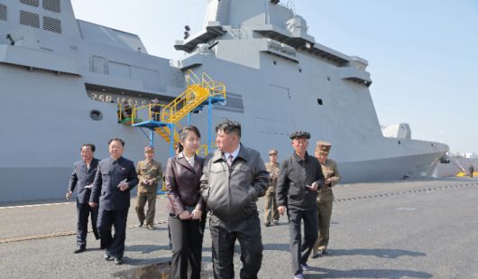 북한 김정은 국무위원장이 신형 '다목적구축함' 최현호(號) 진수 사흘 만에 진행된 첫 무장 시험사격을 참관하고 '해군의 핵무장화'에 속도를 내라고 지시했다. 연합뉴스