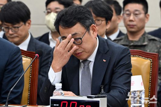 유영상 SK텔레콤 대표이사가 30일 서울 여의도 국회에서 열린 과학기술정보방송통신위원회의 방송통신 분야 청문회에서 출석해 얼굴을 만지고 있다. 윤창원 기자