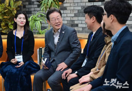더불어민주당 이재명 대선 후보가 30일 오후 서울 구로구의 한 스튜디오에서 열린 '슬기로운 퇴근생활' 직장인 간담회에서 참가자들과 직장인의 고충에 대해 이야기를 나누고 있다. 국회사진취재단