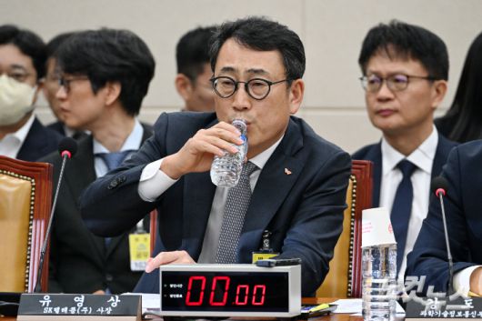 유영상 SK텔레콤 대표이사가 지난달 30일 서울 여의도 국회에서 열린 과학기술정보방송통신위원회의 방송통신 분야 청문회에서 물을 마시고 있다. 윤창원 기자