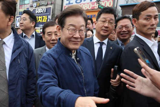 대법원이 더불어민주당 이재명 대선 후보의 공직선거법 위반 사건에 대해 유죄 취지로 파기환송 판결을 한 1일 이 후보가 전국 각지에서 민심을 듣는 '골목골목 경청투어'을 시작하며 경기도 포천 중앙로에서 시민들과 악수하고 있다. 연합뉴스