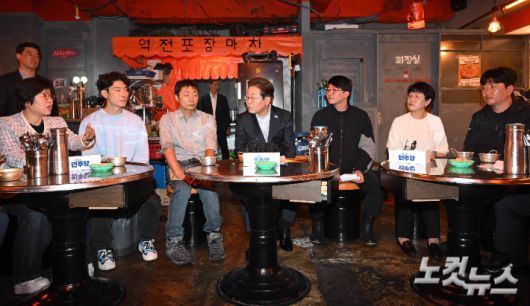 이재명 더불어민주당 대선 후보가 1일 서울 종로구의 한 음식점에서 열린 비전형 노동자 간담회에 참석해 노동자들의 발언을 경청하고 있다. 황진환 기자