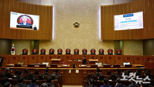 조희대 대법원장을 비롯한 대법관들이 1일 오후 서울 서초구 대법원에서 이재명 더불어민주당 대선 후보의 공직선거법 위반 사건 상고심 선고를 위해 입정하고 있다. 사진공동취재단