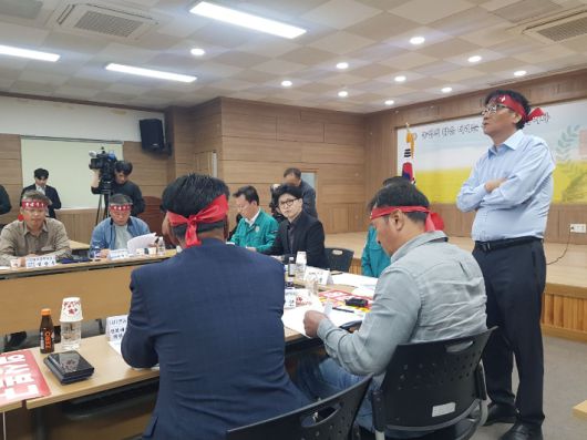 국민의힘 한동훈 대선 경선 후보가 1일 안동시농업인회관에서 열린 안동 산불피해 대책위 간담회에 참석해 있다. 연합뉴스