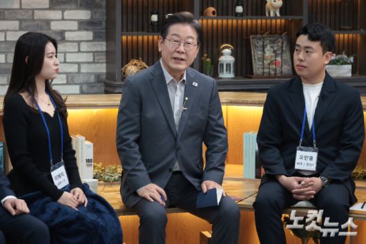 더불어민주당 이재명 대선 후보가 지난달 30일 오후 서울 구로구의 한 스튜디오에서 열린 '슬기로운 퇴근생활' 직장인 간담회에서 참가자들과 직장인의 고충에 대해 이야기를 나누고 있다. 국회사진취재단