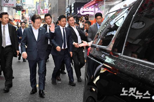 이재명 더불어민주당 대선 후보가 1일 서울 종로구의 한 음식점에서 열린 비전형 노동자 간담회 종료 후 차량으로 이동하며 지지자들에게 인사하고 있다. 황진환 기자