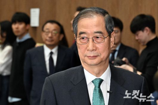 한덕수 전 국무총리가 2일 서울 여의도 국회 소통관에서 제21대 대통령 선거 출마선언을 위해 이동하고 있다. 윤창원 기자