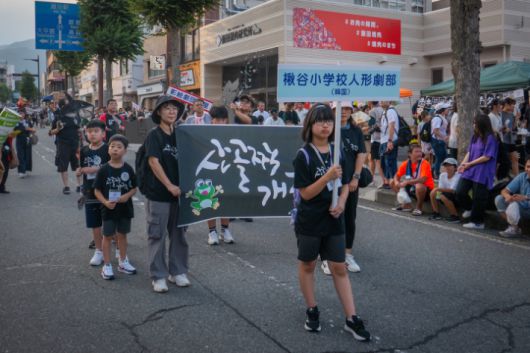 춘천 추곡초 학생들이 지난 2024년 일본 이이다 인형축제에 참여했다. 추곡초 제공