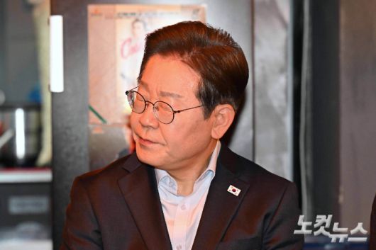 이재명 더불어민주당 대선 후보가 1일 서울 종로구의 한 음식점에서 열린 비전형 노동자 간담회에 참석해 생각에 잠겨 있다. 황진환 기자