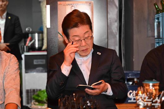 이재명 더불어민주당 대선 후보가 1일 서울 종로구의 한 음식점에서 열린 비전형 노동자 간담회에 참석해 수첩을 살펴보고 있다. 황진환 기자