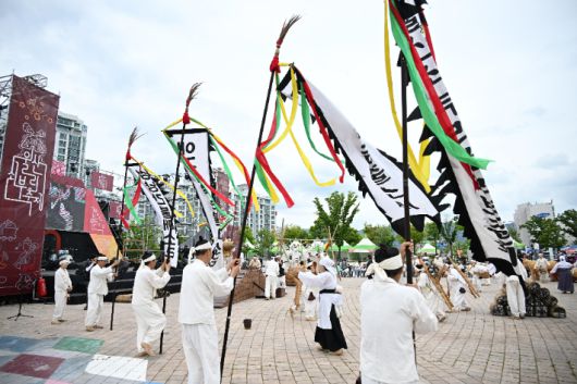 제21회 울산쇠부리축제가 오는 9일부터 11일까지 달천철장과 북구청 광장에서 열린다. 지난해 쇠부리축제에서 공연 모습. 북구청 제공