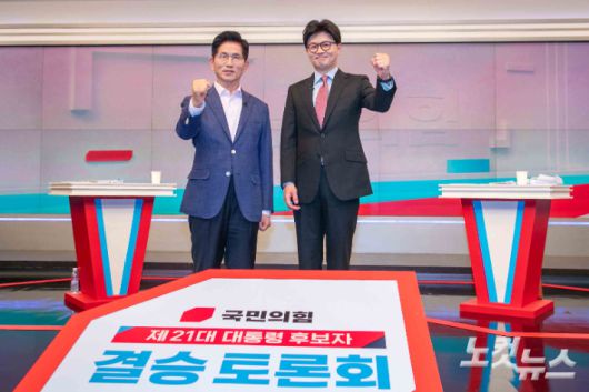 2025년 4월 30일 오후 서울 중구 TV조선에서 국민의힘 제21대 대통령선거 경선 결선투표에 진출한 김문수(왼쪽) 한동훈 후보가 TV토론에 앞서 스튜디오에서 자세를 취하고 있다. 국회사진취재단