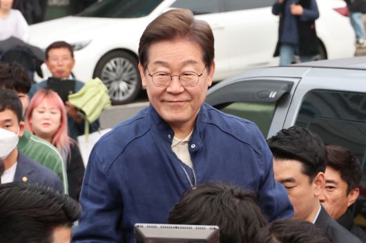 대법원이 더불어민주당 이재명 대선 후보의 공직선거법 위반 사건에 대해 유죄 취지로 파기환송 판결을 한 1일 이 후보가 전국 각지에서 민심을 듣는 '골목골목 경청투어'을 시작하며 경기도 연천 전곡읍에서 시민들을 만나며 인사하고 있다. 연합뉴스