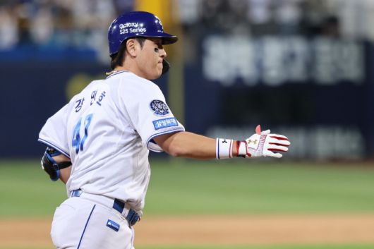 2일 두산과 홈 경기에서 역대 최초 2400경기 출장 기록을 세운 삼성 강민호가 8회말 쐐기 3점 홈런을 날린 뒤 그라운드를 돌고 있다. 삼성 라이온즈