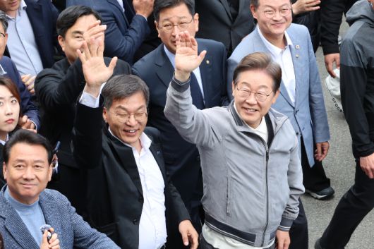 더불어민주당 이재명 대선 후보가 '골목골목 경청투어' 사흘째인 3일 강원도 동해안 지역의 민심을 공략하기 위해 강릉 안목해변 커피거리를 찾아 도민과 관광객들을 향해 인사하고 있다. 연합뉴스