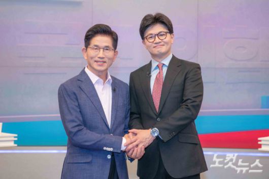 2025년 4월 30일 오후 서울 중구 TV조선에서 국민의힘 제21대 대통령선거 경선 결선투표에 진출한 김문수(왼쪽) 한동훈 후보가 TV토론에 앞서 스튜디오에서 자세를 취하고 있다. 국회사진취재단