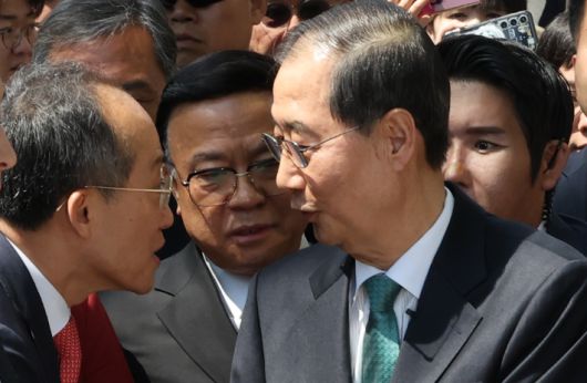 한덕수 전 국무총리가 2일 서울 여의도 국회에서 대통령선거 출마 선언을 마친 뒤 국민의힘 추경호 의원과 인사하고 있다. 연합뉴스