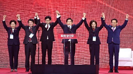 (왼쪽 네번째)가 3일 경기 고양시 킨텍스에서 열린 국민의힘 전당대회에서 후보들과 손을 들어올리고 있다. 왼쪽부터 양향자, 안철수, 한동훈, 김문수, 나경원, 유정복 후보. 연합뉴스