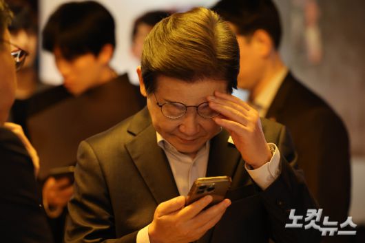 더불어민주당 이재명 대통령 후보가 노동절인 1일 오후 서울 종로구 삼일대로 한 식당에서 열린 민생시리즈2 <비전형 노동자 간담회>를 마치고 스마트폰을 보고 있다. 황진환 기자