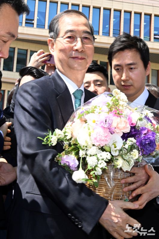 한덕수 전 국무총리가 2일 서울 여의도 국회 소통관에서 제21대 대통령 선거 출마선언 기자회견을 마치고 이동하며 지지자로부터 꽃다발을 전달받고 있다. 윤창원 기자