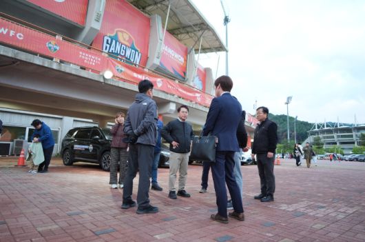 지난 3일 입장을 제지당한 육동한 춘천시장과 공무원. 춘천시 제공