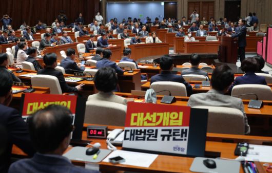 더불어민주당 박찬대 원내대표가 4일 국회에서 열린 긴급 의원총회에서 발언하고 있다. 연합뉴스