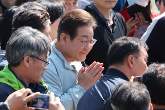 더불어민주당 이재명 대선 후보가 대선을 한 달 앞둔 4일 '골목골목 경청투어 : 단양8경편' 첫 방문지인 경북 영주시 문정둔치에서 열린 한국선비문화축제장을 찾아 시민들에게 인사하고 있다. 연합뉴스