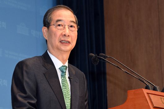 한덕수 전 국무총리가 2일 서울 여의도 국회 소통관에서 제21대 대통령 선거 출마선언을 하고 있다. 윤창원 기자