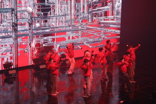 싸이커스는 첫 곡 '싸이키'를 시작으로 총 20곡 무대를 선보였다. KQ엔터테인먼트 제공