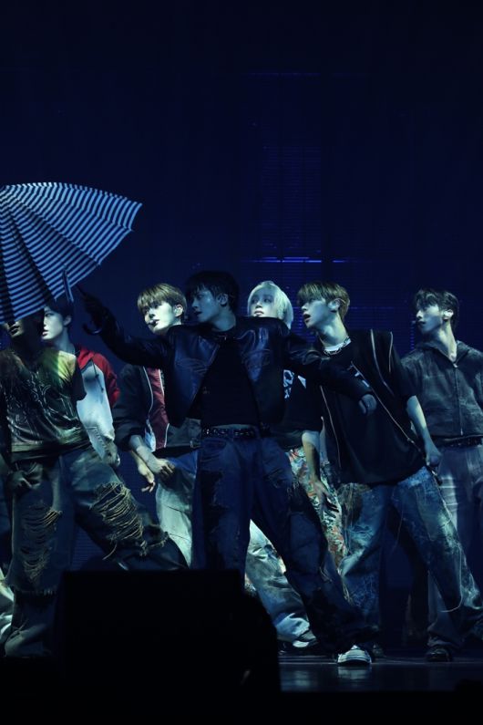 우산을 활용한 퍼포먼스를 하는 싸이커스. KQ엔터테인먼트 제공