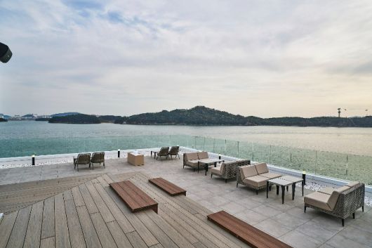 스타벅스 '목포해안로점' 테라스 전경. 스타벅스 제공