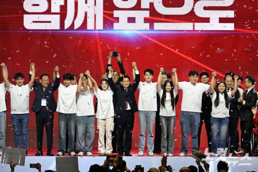 3일 경기도 일산 킨텍스에서 열린 국민의힘 제21대 대통령 선거 후보 선출을 위한 제5차 전당대회에서 대선 후보로 선출된 김문수 대선 후보가 청년들과 무대에 함께 올라 손을 들어보이고 있다. 윤창원 기자