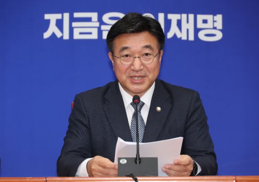 5일 서울 여의도 국회에서 더불어민주당 윤호중 총괄선대본부장이 기자간담회를 하고 있다. 연합뉴스