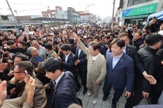 더불어민주당 이재명 대선 후보가 '골목골목 경청투어:국토종주편'에 나선 6일 충남 금산군 금산터미널 일대에서 시민들에게 인사를 하고 있다. 연합뉴스