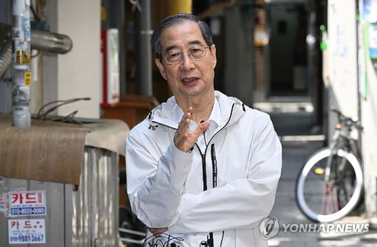 (서울=연합뉴스) 김인철 기자 = 한덕수 전 국무총리가 2일 서울 종로구의 한 식당에서 오세훈 서울시장과 오찬 간담회를 마치고 백브리핑을 하고 있다. 2025.5.2 [공동취재] yatoya@yna.co.kr 연합뉴스