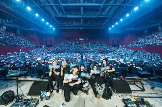 엑스디너리 히어로즈가 팬들이 준비한 슬로건을 들고 기념 촬영한 모습. 엑스디너리 히어로즈 공식 트위터